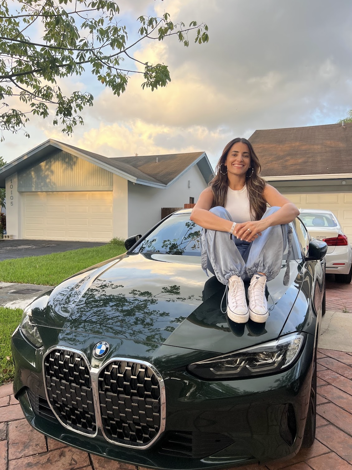 Sharon Tirado con su carro
