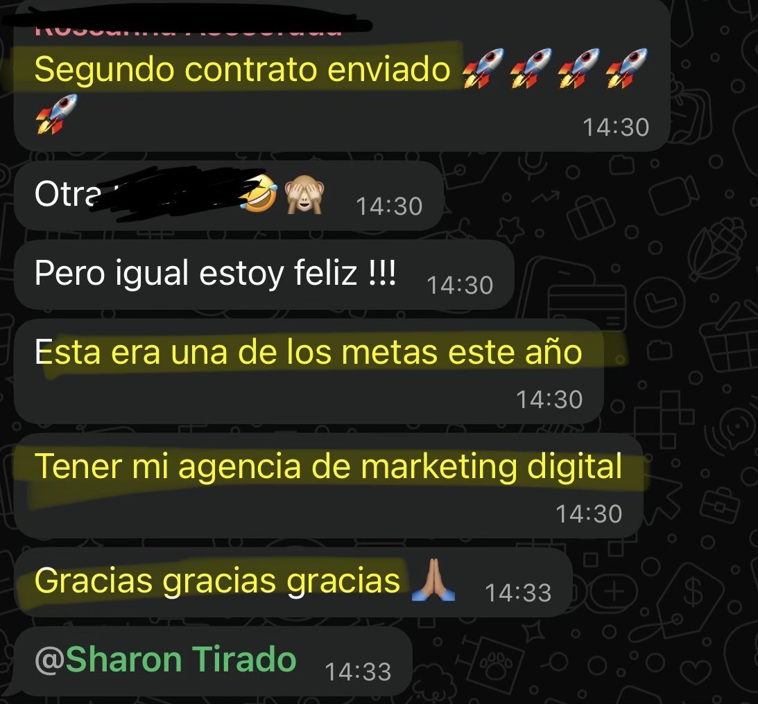 Alumna celebrando su segundo contrato